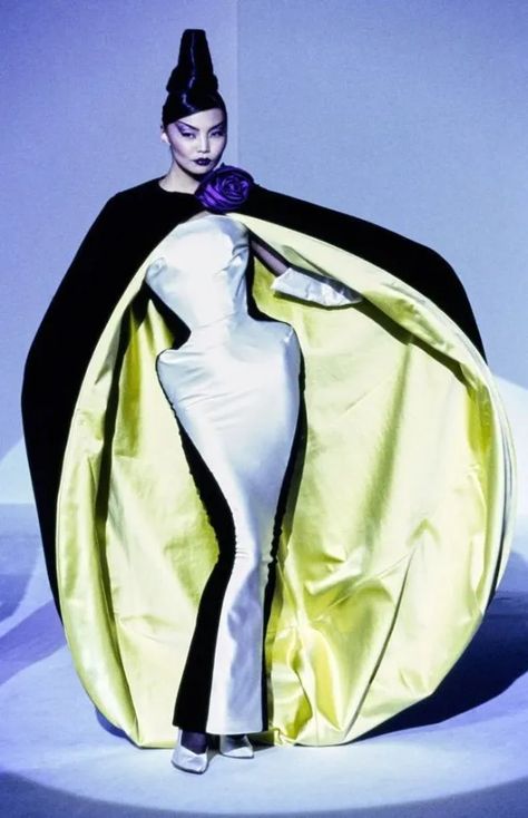 94 • Thierry Mugler at the Cirque d’Hiver – Keup Irina Pantaeva, Haute Couture Looks, Collection Couture, Couture Looks, Thierry Mugler, One Clothing, Couture Collection, Primavera Estate, Couture Fashion