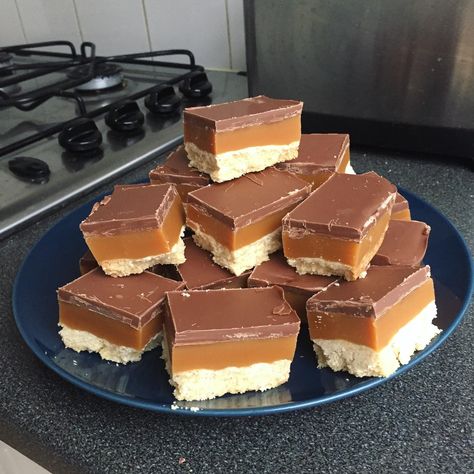 [Homemade] Millionaire’s shortbread : food Shortbread Aesthetic, Millionaire Shortbread, Salted Caramel Fudge, Sweet Food, Foods And Drinks, Homemade Chocolate, Pretty Food, Food Cravings, Fame Dr