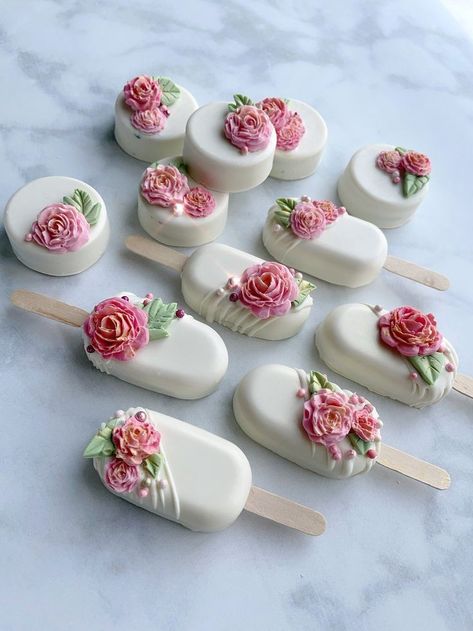 Ice Cream Cake Pops, Cakes Ice Cream, Cake Pop Designs, Sugar Cookie Cakes, Cake Pop Decorating, Dessert Gifts, Chocolate Roses, Chocolate Covered Treats, Wedding Treats