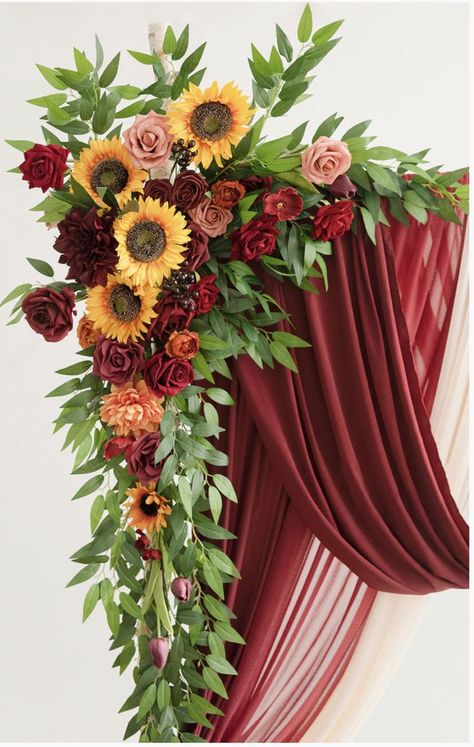 Fall Sunflower Weddings, Rose Wedding Theme, Fall Wedding Arches, Sunflower Wedding Decorations, Vines And Flowers, Vintage Wedding Decor, Sunflowers And Roses, Sunflower Themed Wedding, Wedding Arch Flowers