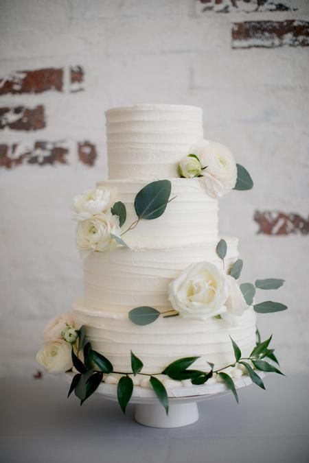 Cream Wedding Cake, Wedding Cake Centerpieces, Cream Wedding Cakes, Wedding Cake Options, Wedding Cake Prices, Wedding Cakes Elegant, Black Wedding Cakes, Fresh Flower Cake, Dessert Photography