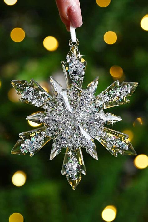 These DIY resin snowflakes are SO PRETTY and so easy to make! All you need is some resin, glitter, and a silicone mold. It's such a fun winter activity and a great Christmas craft for teens, adults, and seniors. And these resin snowflake ornaments look so pretty and sparkly, shining in the lights of the Christmas tree! They also make an awesome homemade gift or craft fair item. Diy Crystal Snowflakes, Resin Tree Ornaments, How To Make Resin Ornaments, Diy Resin Ornaments Christmas, Christmas Resin Ideas Diy, Epoxy Resin Christmas Ornaments, Epoxy Christmas Ornament, Resin Crafts Tutorial Videos, Resin Molds Ideas