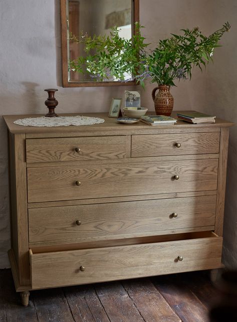 Hallway Benches, Oak Chest Of Drawers, Bedroom Chest Of Drawers, Oak Bedside Tables, Oak Bedroom, Storage Shelving, Home Storage Solutions, Oak Shelves, Luxury Home Furniture