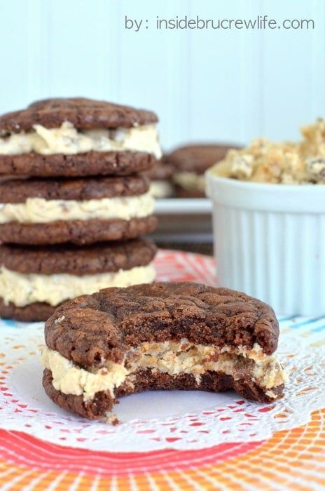 Reese's White Chocolate Brownie Whoopie Pies Sandwich Cookies Filling, White Chocolate Brownies, Whoopie Pie Recipe, Chocolate Brownie Cookies, Whoopie Pie, Peanut Butter Cookie Dough, Munnar, Peanut Butter Brownies, Whoopie Pies