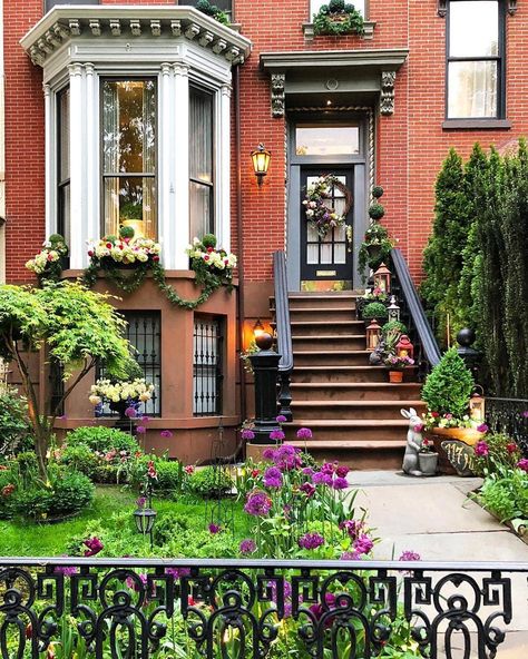 New York City House Exterior, Brondby Garden City, New York Victorian Homes, Small Townhouse Exterior, Brownstone Front Garden, Townhouse Porch, Eclectic House Exterior, Lawyer House, Brownstone Exterior