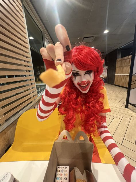 Mcdonalds Clown Costume, Ronald Mcdonald Makeup, Music Costume Ideas, Halloween Costumes Women Creative Unique, Clown Outfit Ideas, Scary Costume Ideas, Halloween Costumes Women Creative, Eve Costume, Clown Pics