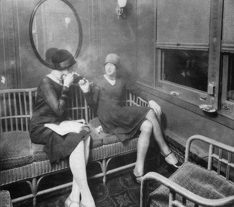 Smoking Cars for Women - from 1906 into the 1920's, some English railways accommodated females who chose to exercise the habit. Flapper Photos, 1920s America, Retro Photos, Louise Brooks, Fotografi Vintage, Olden Days, Roaring 20's, Gatsby Party, Western Women