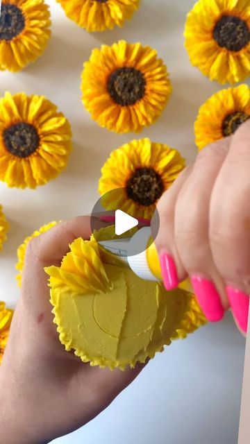 Flower Cupcake Cake, Sunflower Birthday Cakes, Buttercream Flowers Tutorial, Cupcakes Flores, Sunflower Wedding Cake, Sunflower Cupcakes, Sunflower Cookies, Cupcake Piping, Frosting Flowers