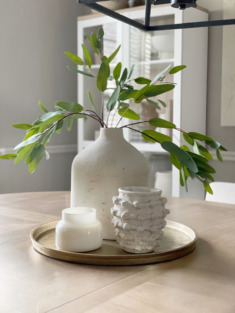 Round Gold Table Tray, Gold Tray Centerpiece Dining Room, Styling A Bed Tray, Styling Round Tray, Display Tray Ideas Living Room, Round Table Centrepiece Home, Oval Kitchen Table Centerpiece, Potted Plant On Dining Table, Round Dinner Table Centerpieces For Home