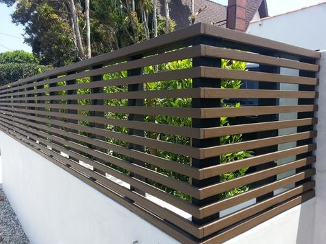 Modern Fences And Gates Front Yards, Front Balcony Grill Design Modern, Fence Grill Design Modern, Wood Fence Design Modern, Fence Horizontal Wood, Modern Balcony Grill Design Railings, Stucco Fence Wall, Backyard Gate, Reling Design