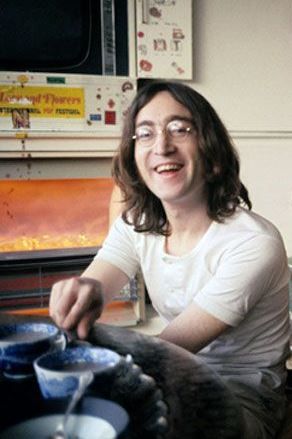 John is happy with his tea at Ringo's flat, Montagu Square, London 1968 Aesthetic Beatles, Photographer Collage, Jhon Lennon, John Lennon Yoko Ono, Beatles Love, John Lennon And Yoko, Lennon And Mccartney, Beatles Photos, Imagine John Lennon