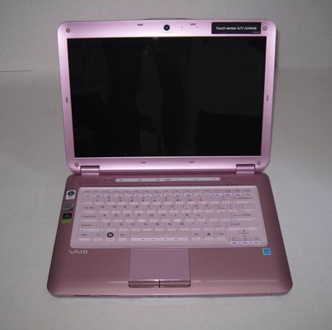 Pink laptop Hanna Marin Aesthetic, Vasos Vintage, Mini Laptop, Pink Laptop, Hanna Marin, Retro Gadgets, 2000s Aesthetic, Apple Laptop, Old Phone