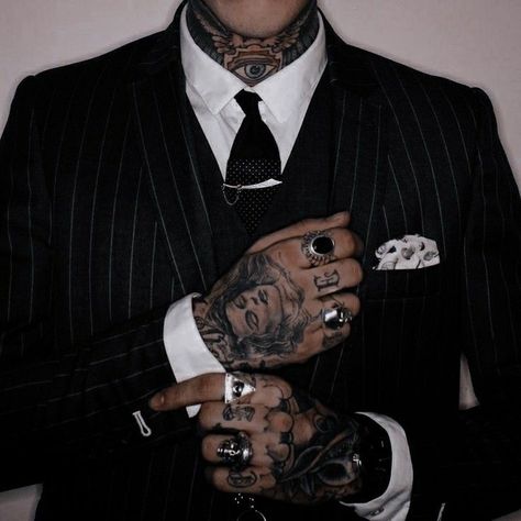 Tattoo Mafia, Tatto Boys, Style Gentleman, Man In A Suit, Badass Aesthetic, Bad Boy Aesthetic, Style Tattoo, Gentleman Style, Character Aesthetic