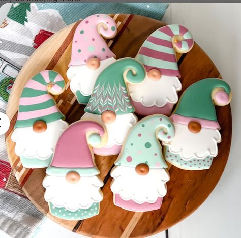 Gnome Cookies Decorated, Flooded Cookies, Gnome Cookies, Christmas Desert, Gnome Cookie, Royal Cookies, Christmas Sugar Cookies Decorated, Frosted Cookies, Icing Ideas