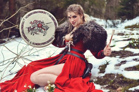 Red viking dress inspired by the Norse goddess of fertility Freyja. Made and worn by Victoria Hofferson Viking Wedding Dress, Norse Goddess Of Love, Fantasy Adventurer, Aerial Costume, Viking Dress, Norse Goddess, Viking Wedding, Viking Women, Viking Culture