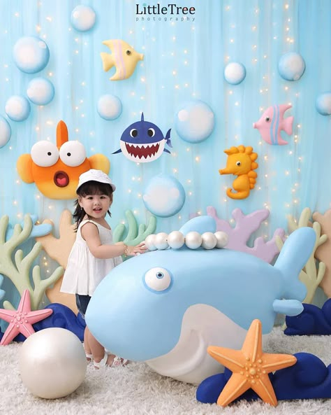 13 "Baby Shark" Birthday Party Ideas For Your Kiddo Baby Shark Backdrop Ideas, Pinkfong Birthday Party, Shark Birthday Party Decorations, Shark Birthday Decorations, Shark Birthday Party Ideas, Shark Photography, Baby Shark Birthday Party, Baby Shark Party, Shark Party Decorations