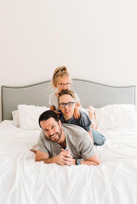 Home Lifestyle Photography, Fotoshoot Ideas, In Home Family Session, Home Family Session, Photography In Home, Indoor Family Photos, Daughter Photo Ideas, Studio Family Portraits, Family Potrait