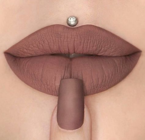 Maroon Lips, Huda Beauty Palette, Ideas For Nails, Lipstick Kit, Makeup Accesories, Brown Lipstick, Lipstick Art, Nails Prom, Lips Shades