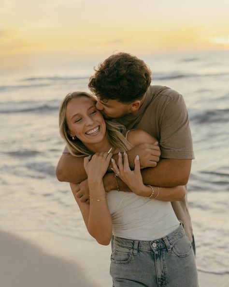 I love, love🫶 Beach Selfie Poses Couple, Couple Poses On Beach Picture Ideas, Teenage Couple Beach Pictures, Couples Vacation Poses, Couple Photoshoot Beach Ideas, Beach Sunset Photoshoot Couple, Couples Photoshoot Poses Beach, Couples Sunset Photoshoot Beach Photos, Cozy Beach Photoshoot