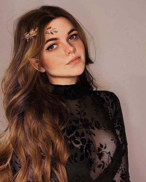 A Court Of Thorns And Roses Halloween Costume, Feyre Cosplay Dress, Feyre Archeron Halloween Costume, Feyre Archeron Makeup, Feyre Archeron Costume, Feyre Inspired Outfit, Feyre And Rhysand Costume, Feyre Hair, Feyre Makeup