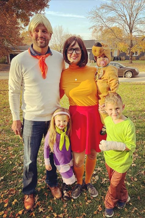 Click through to get these family of 5 Scooby Doo Halloween Costumes Scooby Doo Halloween Costume Ideas, Scooby Doo Diy Costume, Scooby Doo Halloween Costumes, Brown Bob Wig, Scooby Doo Costumes, Scooby Doo Halloween, Halloween Costumes For Family, Brown Bob, Costume For Women