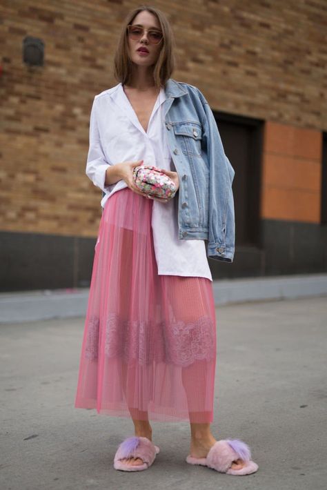 Pink Skirt Street Style, Sheer Skirt Outfit, Layering Clothes, Pink Lace Skirt, Green Jelly, Dress Over Pants, Sheer Clothing, Sheer Skirt, Pink Skirt