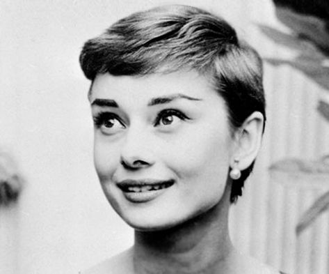 Audrey Hepburn's Signature Pixie Cut 50s Short Hairstyles, 1950s Pixie, Easy 50s Hairstyles, Vintage Pixie Cut, Hairstyles 1950s, Audrey Hepburn Pixie, Meg Ryan Hairstyles, 1950s Hairstyles, 50s Hairstyles