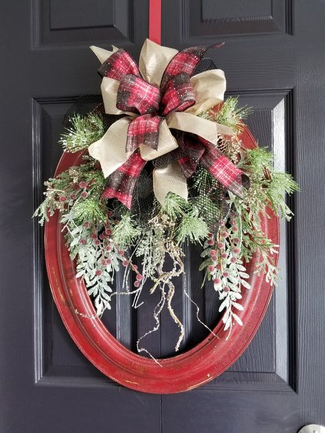 Picture Frame Christmas Wreath, Oval Christmas Wreath, Oval Frame Ideas Decor, Metal Wreath Frame Ideas, Repurpose Picture Frames Diy, Frame Wreaths, Christmas Wreath Frames, Camper Christmas, Oval Wreath