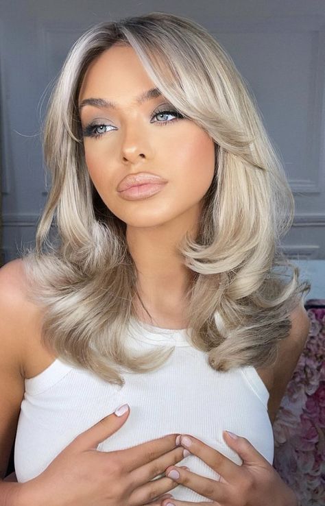 Blonde Hair Inspiration, Blonde Hair Looks, Haircuts For Medium Hair, Short Blonde Hair, Long Wigs, Hair Inspo Color, Hair Long, Light Hair, Aesthetic Hair