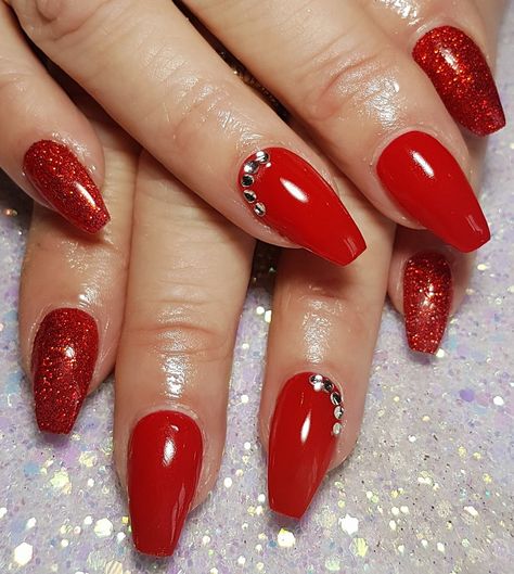 Christmas Nails With Glitter, Red And Silver Nails, Red Nails Glitter, Red Gel Nails, Nails With Glitter, Red Christmas Nails, Red Acrylic Nails, Holiday Nail Designs, Winter Nails Acrylic