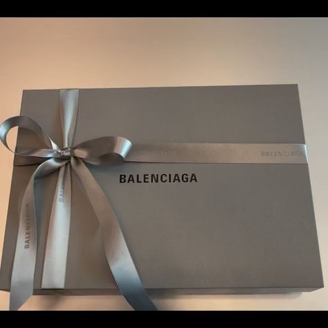 David @ Balenciaga Yorkdale on Instagram: “Unboxing the brand new Hourglass Wallet on Chain The perfect trans-seasonal bag. Style it as a crossbody, shoulder bag, clutch, or belt…” Wallet On Chain, Balenciaga Bag, Bag Style, Crossbody Shoulder Bag, Balenciaga, Wallet, Shoulder Bag, Brand New, Chain