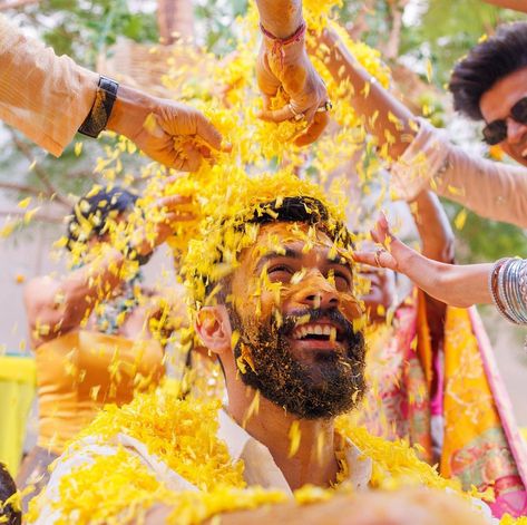 Haldi Ceremony Outfit For Men, Haldi Photography Ideas, Haldi Pose, Haldi Poses For Bride, Haldi Photoshoot, Haldi Ceremony Decorations, Haldi Ceremony Outfit, 90s Fashion Outfits Hip Hop Party, Indian Wedding Poses