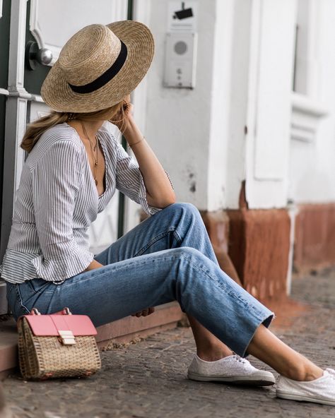 This is my go-to outfit for a walk in the city on Sundays. A little wrap blouse (definitely into everything that you can wrap around you), a good old Levi's 501 jeans and a little pair of comfy sneakers.  Straw hat : H&M Wrap blouse : Pimkie Jeans : vintage 501 Levi's Sneakers : Bensimon Straw bag : Zara  http://www.fashionardenter.com/2018/05/the-easy-breezy-sunday-look.html  #streetstyle #summerfashion #fashionblogger #springfashion #parisianstyle #lookdujour Bensimon Shoes, Straw Hats Outfit, French Wardrobe, Style Parisienne, Espadrilles Style, Levi Jeans 501, Outfits With Hats, Easy Breezy, Wrap Blouse