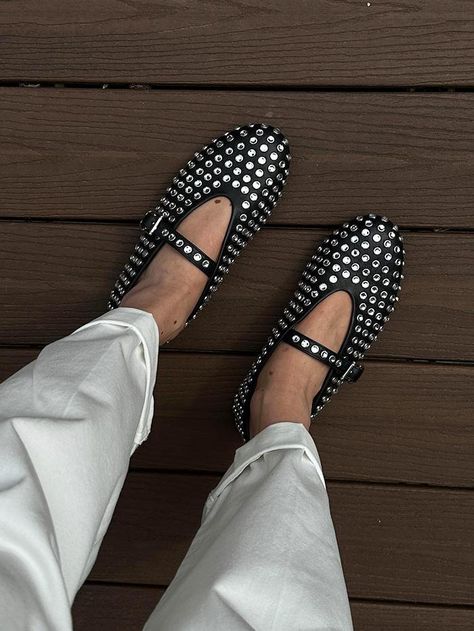 30 Flat Shoes I Can Already Tell Will Be Everywhere This Fall Soft Ballet Flats, Studded Ballet Flats, Trendy Flats, Mary Jane High Heels, Flats Outfit, Chunky Heel Shoes, Satin Shoes, Buckled Flats, Mary Jane Shoes Womens