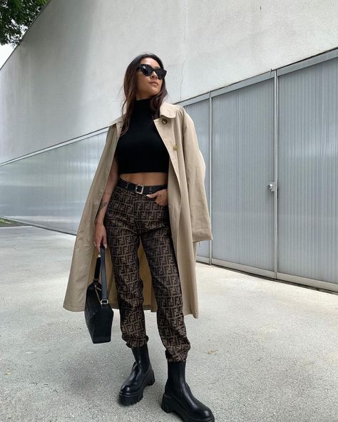 Miguuo on Instagram: “Fendi Vintage 🤎” Fendi Pants Outfit, Fendi Outfit, Styling Turtlenecks, Styling Pants, Fendi Pants, Styling Jackets, Styling Boots, Fendi Jacket, Jacket Outfit Women