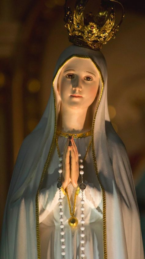 Nossa Senhora de Fátima - Novena, imagens, oração, fotos, pinturas, vitrais Mother Mary Wallpaper, Mary Jesus Mother, Mother Mary Pictures, Blessed Mother Statue, Jesus Mother, Virgin Mary Art, Mother Mary Images, Catholic Pictures, Mother Day Wishes