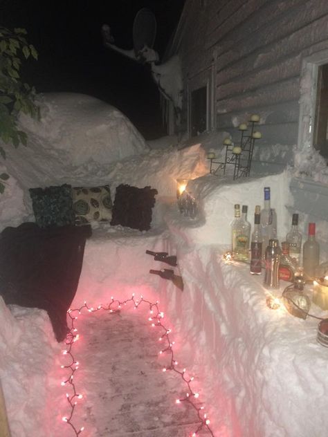 Making the best of the storm in Buffalo. We sure kno how to make the best of a "little" snow storm. Snow Bar, Schnee Party, After Ski, Snow Fort, Ski Party, Snow Party, Missing Home, Ice Bars, Memes Of The Day