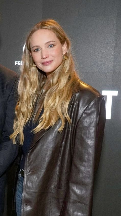 Jennifer Lawrence Hair Color, Jennifer Lawrence Blonde Hair, Jennifer Lawrence Hair 2024, Jennifer Lawrence Blonde, Jennifer Lawrence Street Style, Jennifer Lawrence Hair, Hair Mistakes, Talcum Powder, Blonde Hair Looks