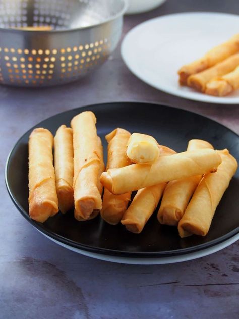 Asian Food Appetizers, Cheese Sticks Recipe, Vegetarian Spring Rolls, Crispy Cheese, Condensed Milk Recipes, Baked Cheese, Cheese Sticks, Ramadan Recipes, Milk Recipes