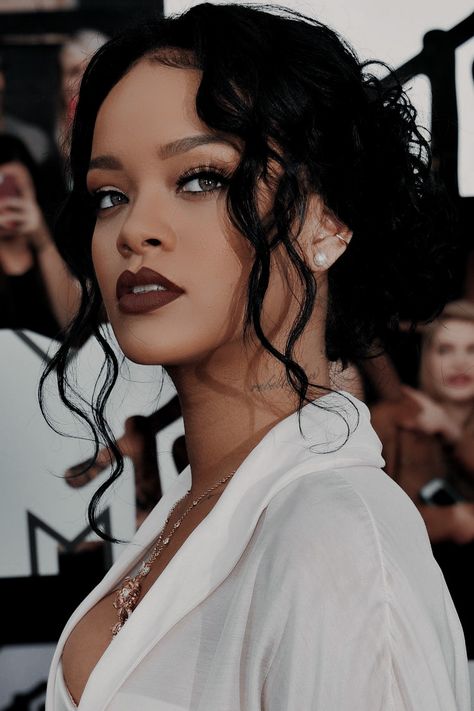 Rihanna Looks, Rihanna Photos, Star Tshirt, Rihanna Riri, Rihanna Style, Black Celebrities, Rihanna Fenty, Aesthetic Women, Girl Inspiration