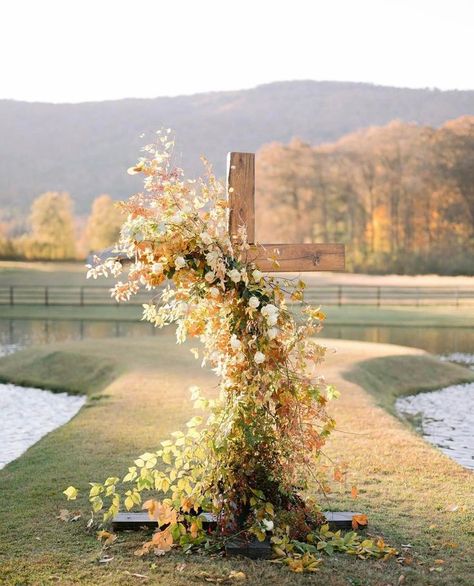 Cross decorated with fall leaves and flowers for a fall wedding; The Michael Wedding Barn event venue Fern Wedding, Fall Backdrops, Fallen Arches, Wedding Cross, Wedding Entrance, Wedding Barn, Garden Crafts Diy, July Wedding, Creative Event