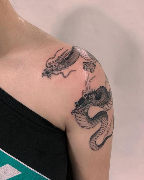 20.8k Likes, 74 Comments - 𝔗𝔥𝔞𝔬 ❉ 𝔗𝔯𝔞𝔫 (@thao.tattoo) on Instagram: “A little bit more to go for this one ! I had so much fun tattooing this shoulder dragon for the…” Dragon Shoulder Tattoo, Shoulder Dragon, 6 Tattoo, Dragon Tattoo Back, Dragon Tattoo For Women, 귀여운 음식 그림, Upper Arm Tattoos, Shoulder Tattoos For Women, Arrow Tattoo