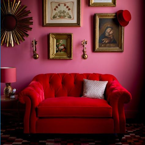 Pink And Red Living Room, Pink And Red Room, Interior Design Per La Casa, Red Couch, Viva Magenta, Red Sofa, Red Decor, Red Rooms, Red Interior