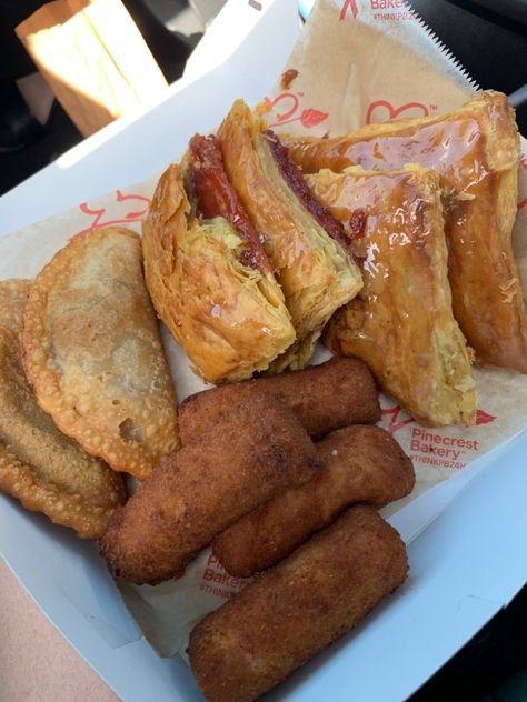 Delicious cuban pastries for a roadtrip. #cubanfood #cuba #pastries #snacks #roadtrip Cuban Street Food, Cuban Pastries, Cuban Breakfast, Cuban Desserts, Cuban Food, Cuban Recipes, Havana Cuba, Dinner Is Served, Chicken Wings