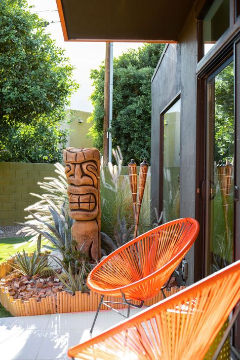 If you love being outdoors, get inspired by these 10 great MCM outdoor designs that exemplify MCM living at its most inspiring! Mid Century Modern Porch Ideas, Mid Century Backyard Ideas, Mid Century Modern Backyard Ideas, Mid Century Porch Ideas, Mcm Deck Ideas, Mid Century Tablescape, Mid Century Garden Design, Mid Century Modern Outdoor Patio, Mcm Patio