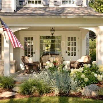 Front Porch Landscape, Veranda Design, House Cozy, Porch Landscaping, Cheap Landscaping Ideas, Home Designs Exterior, Porch Remodel, Front Porch Design, Cozy Patio