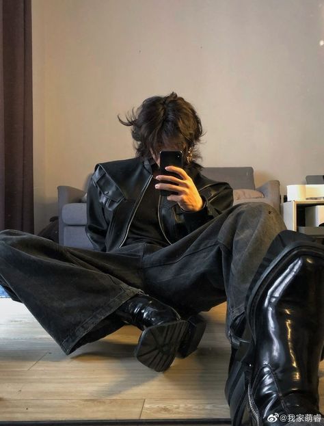 Cooler Style, Photographie Portrait Inspiration, Estilo Punk, Sirius Black, Edgy Outfits, On The Floor, Mode Inspiration, Aesthetic Outfits, Black Outfit