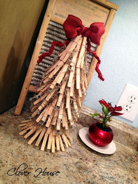 Clothespin Christmas, Clothespin Crafts Christmas, Clothespin Diy Crafts, Clothespins Diy, Wooden Clothespin Crafts, Clothespin Art, Christmas Clothespins, Clothes Pin Wreath, Pallet Christmas Tree