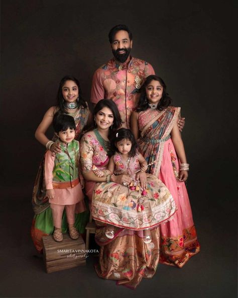 Matching Dress For Family, Family Matching Outfits Indian, Mom Daughter Matching Dresses, Mom Daughter Outfits, Bride Hairstyle, Kids Ethnic Wear, Kids Dress Collection, Mom And Daughter Matching, Indian Family