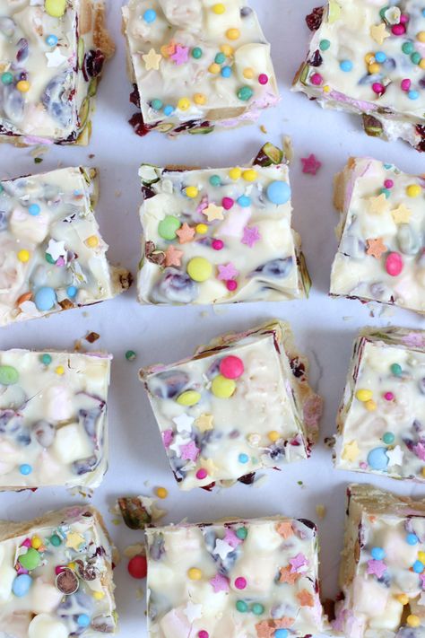 White Chocolate Rocky Road, Rocky Road Cake, Rocky Road Recipe, Fridge Cake, Vegan Truffles, Classic Cookies Recipes, Chocolate Slabs, Shortbread Biscuits, Tray Bake Recipes